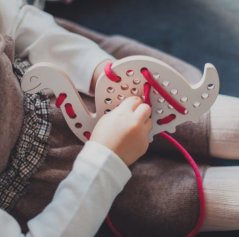 Montessori dřevěná proplétací hračka - dinosaurus Max