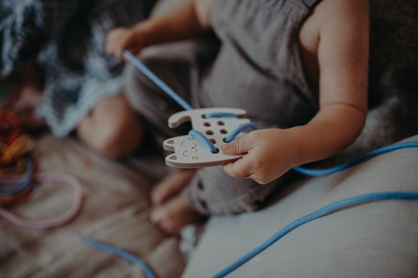 Montessori dřevěná proplétací hračka - kotě