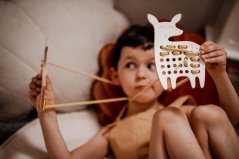 Montessori dřevěná proplétací hračka - srnka