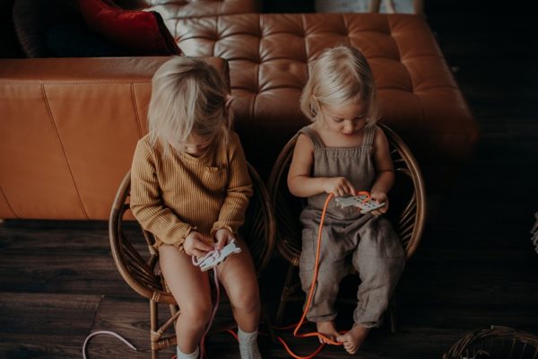Montessori dřevěná proplétací hračka  - štěňátko
