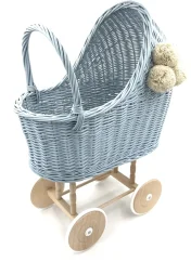 Proutěný vysoký kočárek pro panenky světle modrá