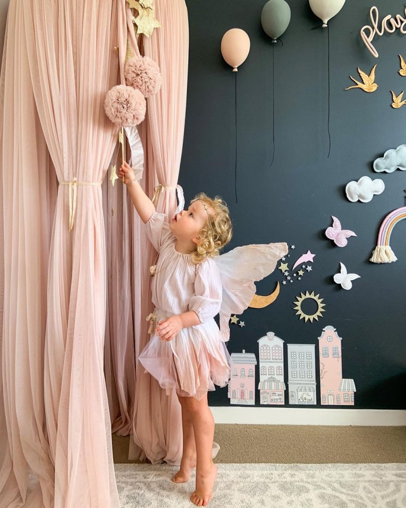 Dívčí pokoj se vzdušným růžovým týlním baldachýnem