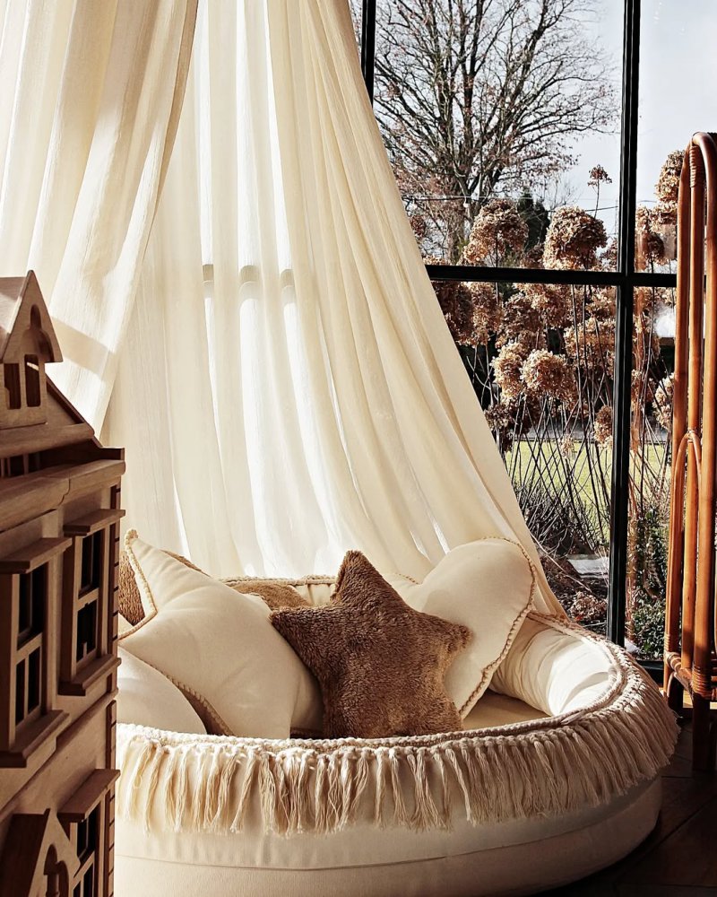 Detský kútik s baldachýnom v boho štýle na čítanie a oddych