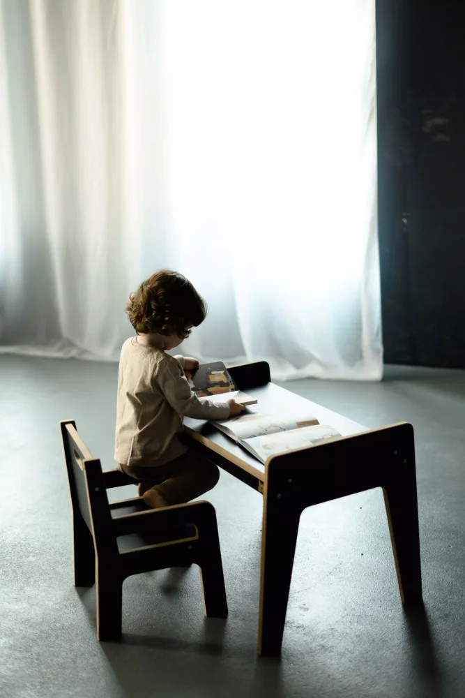 Montessori stolík a stolička z dreva – učenie, tvorenie a hry pre deti