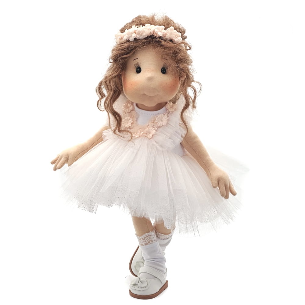 Ručne vyrobená bábika Lulludolls s vlasmi z alpaky a jemným outfitom